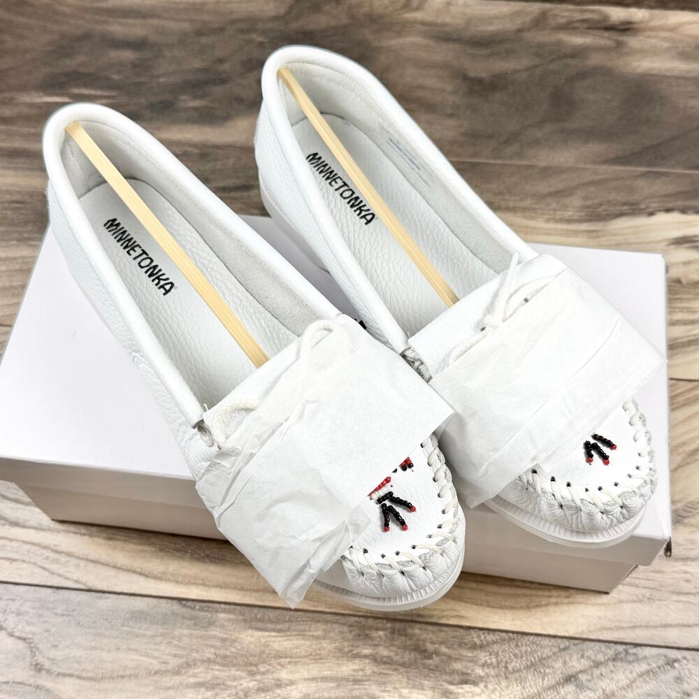 NIB Minnetonka 9 Thunderbird Boat Moccasin Flats Loafers White Smooth Leather - Picture 9 of 11